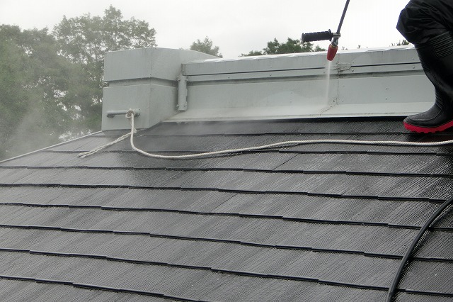 屋根の高圧洗浄している写真