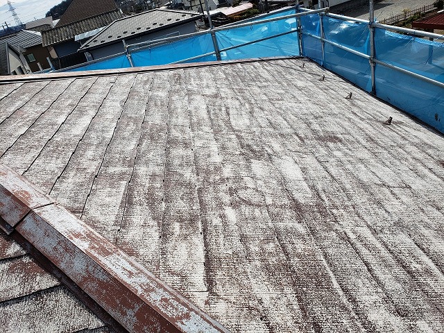 泉区鶴ヶ丘で劣化が進んだスレート屋根を中塗り上塗りしっかり塗装